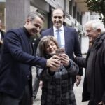 Χαιρετισμός του Πρωθυπουργού και Προέδρου της Νέας Δημοκρατίας Κυριάκου Μητσοτάκη σε πολίτες που τον υποδέχθηκαν στην Αλεξάνδρεια Ημαθίας