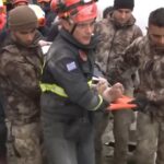 Σώζουν ζωές οι Έλληνες διασώστες στην Τουρκία – Αναχωρεί και δεύτερη ΕΜΑΚ – Ξεπέρασαν τους 9.500 οι νεκροί από τον σεισμό