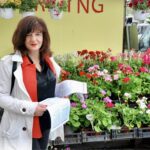 Φρόσω Καρασαρλίδου: Περιοδεία στη λαϊκή αγορά της Βέροιας