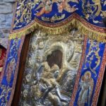 Συρροή πιστών στη Μητρόπολη Αθηνών για την εικόνα της Παναγίας «Άξιoν Εστί»