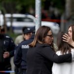 Σερβία: Σοκαρισμένη η κοινή γνώμη από το μακελειό στο δημοτικό σχολείο – Συγκινητικές στιγμές μπροστά από το σχολείο