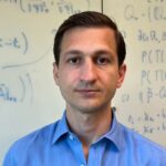 Βασίλης Συργκάνης, ο Έλληνας καθηγητής του Στάνφορντ που προσπαθεί να ανατρέψει τις προκαταλήψεις και τις ανισότητες της τεχνητής νοημοσύνης