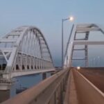 Πόλεμος στην Ουκρανία: Η κίνηση στη γέφυρα της Κριμαίας σταματά εξαιτίας εκρήξεων οι οποίες στοίχισαν τη ζωή σε ζευγάρι και τραυμάτισαν σοβαρά την κόρη του