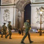 Ο πληθυσμός καλείται να συγκεντρωθεί μπροστά από τα δημαρχεία, ενώ η βία φαίνεται να υποχωρεί