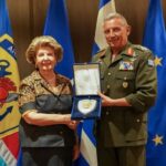 Σε δωρεά προς τις Ένοπλες Δυνάμεις προέβη η καθηγήτρια Κ. Μπουρδάρα – Συνάντηση με τον αρχηγό ΓΕΕΘΑ