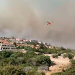 Ρόδος: Συγκλονιστικές είναι οι μάχες που δίνουν με τις φλόγες πυροσβέστες και εθελοντές στα μέτωπα της πυρκαγιάς