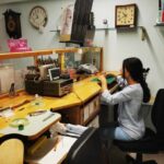 Η μοναδική γυναίκα στη Θεσσαλονίκη που δίνει …χρόνο ζωής σε χαλασμένα ρολόγια