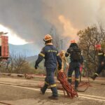 Αλεξανδρούπολη: Συνεχίζεται η προσπάθεια κατάσβεσης στον Έβρο – Με ενισχύσεις από Βουλγαρία, Τσεχία, Αλβανία, Ρουμανία και αντιπυρικές ζώνες