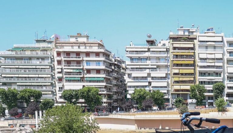 Για βιασμό συνελήφθη 26χρονος στη Θεσσαλονίκη, ύστερα από καταγγελία της 20χρονης συντρόφου του. Όπως κατήγγειλε η 20χρονη, τα ξημερώματα της περασμένης Κυριακής κι ενώ βρισκόταν με τον 26χρονο σε ξενοδοχείο, κατά την τέλεση γενετήσιων πράξεων, εκείνος έγινε βίαιος παρά τη θέλησή της, προκαλώντας της μώλωπες. Τον κατήγγειλε δε, ότι προηγουμένως είχε κάνει χρήση ναρκωτικών και συγκεκριμένα κοκαΐνης. Κατόπιν αναζητήσεων, αστυνομικοί της Δίωξης και Εξιχνίασης Εγκλημάτων Ωραιοκάστρου, τον εντόπισαν στην περιοχή του Νέου Σιδηροδρομικού Σταθμού Θεσσαλονίκης, όπου τον συνέλαβαν. Ο 26χρονος, με καταγωγή από την Αλβανία, οδηγείται στον αρμόδιο εισαγγελέα, με τη δικογραφία να αφορά τα αδικήματα του βιασμού και της παράβασης του νόμου περί ναρκωτικών.
