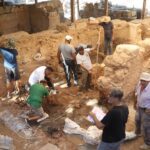 Επίσκεψη του Περιφερειάρχη στις ανασκαφές των Αρχανών και ξενάγηση από την αρχαιολόγο Έφη Σαπουνά –Σακελλαράκη