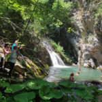 Βάθρες Μεταμόρφωσης, 10/9/2023, Κυριακή 10:30 από πλατεία Γιαννακοχωρίου Εκδρομή ανταμώσεως γεύσεων στο εξωκλήσι Μεταμόρφωσης, στο Βέρμιο