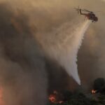 Ολονύχτια μάχη με τις φλόγες στη περιοχή της Φυλής – Προσπάθειες να μην κατευθυνθεί η πυρκαγιά προς την κορυφογραμμή της Πάρνηθας