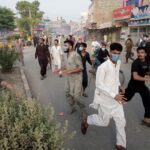 Πακιστάν: Ένοπλοι αναπτύχθηκαν για να φρουρήσουν χριστιανούς πακιστανούς πολίτες αφού μουσουλμανικός όχλος πυρπόλησε εκκλησίες