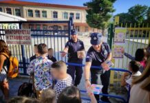 ΕΛ.ΑΣ: Διανομή ενημερωτικών φυλλαδίων για την οδική ασφάλεια σε μαθητές και γονείς κατά την έναρξη της σχολικής χρονιάς