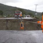 ΕΙΔΗΣΕΙΣ ΣΕ ΒΙΝΤΕΟ: Μεταφορές με σκοινιά μετά την κατάρρευση δρόμου και γέφυρας στη Μαγνησία