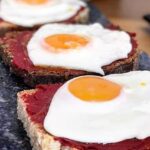 Αυγά “τηγανητά” πάνω σε πελτέ ντομάτας – Μια δυνατή υγιεινή γεύση…