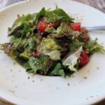 Πανδαισία πράσινων σαλατικών με ξηρούς καρπούς και ρόδι – Μια σαλάτα superfood