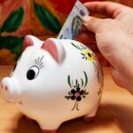 “Τρώμε από τα έτοιμα” – Οι Έλληνες βάζουν “χέρι στον κουμπαρά” για να τα βγάλουν πέρα – Γράφει ο Χρήστος Παγώνης