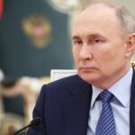 Ο πρόεδρος της Ρωσίας Πούτιν «έτοιμος για διάλογο» με τον ομόλογό του της Γαλλίας Μακρόν