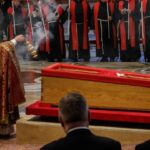 Το σκήνωμα του πάπα Φραγκίσκου μεταφέρθηκε στη Βασιλική του Αγίου Πέτρου – Μέχρι και την Παρασκευή το λαϊκό προσκύνημα