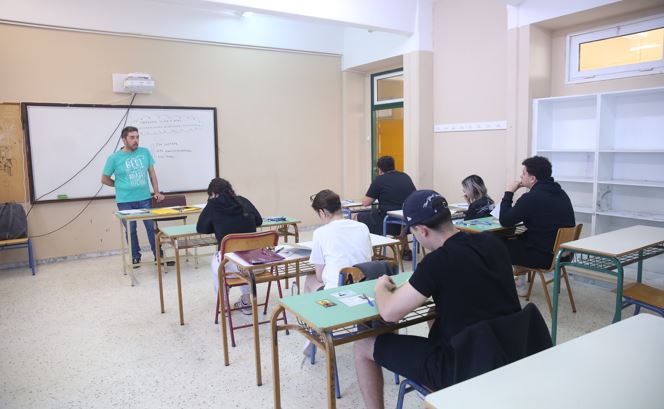 Πανελλαδικές εξετάσεις - φωτο ΑΠΕ - POOL-ΑΛΕΞΑΝΔΡΟΣ ΒΛΑΧΟΣ