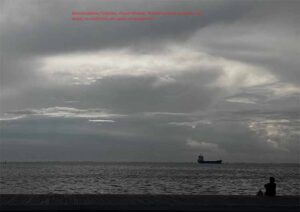 Κοπέλα μόνη με τις φωνές της ψυχής να αναζητούν μια γωνία να ησυχάσουν