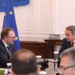 Η μείωση των τιμών ενέργειας για νοικοκυριά και επιχειρήσεις, στο επίκεντρο της συνάντησης του πρωθυπουργού με τον Ευρωπαίο επίτροπο Ενέργειας και Στέγασης