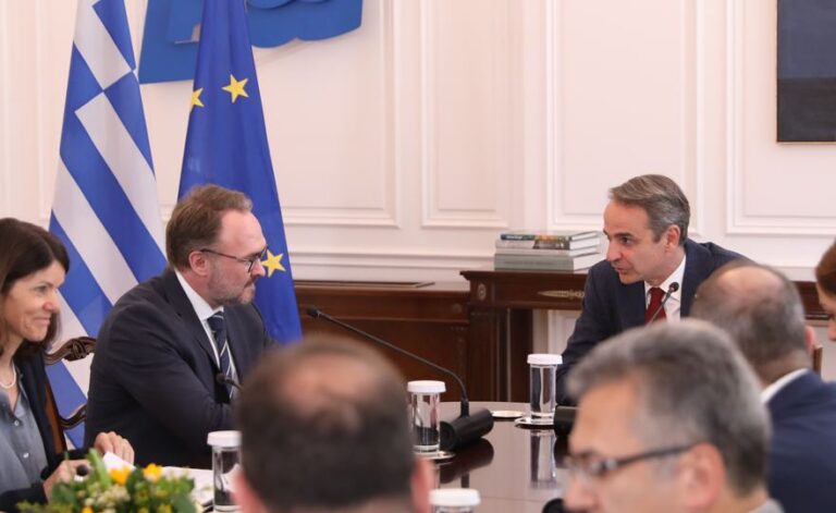 Η μείωση των τιμών ενέργειας για νοικοκυριά και επιχειρήσεις, στο επίκεντρο της συνάντησης του πρωθυπουργού με τον Ευρωπαίο επίτροπο Ενέργειας και Στέγασης