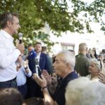Χαιρετισμός του Πρωθυπουργού και Προέδρου της Νέας Δημοκρατίας Κυριάκου Μητσοτάκη σε συγκέντρωση πολιτών στο Καρπενήσι