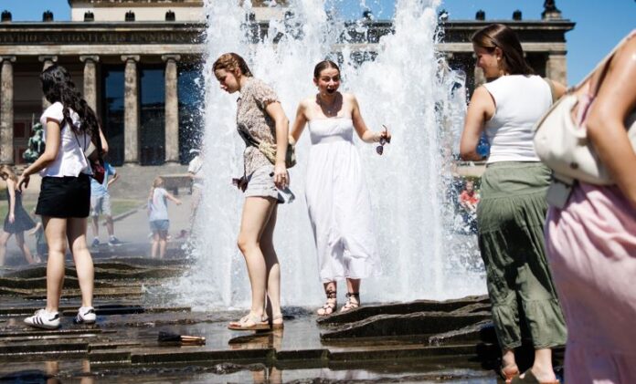 καύσωνας δροσιά - φωτο ΑΠΕ - EPA -CLEMENS BILAN