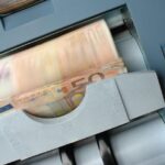 Δίχως χρεώσεις από σήμερα οι αναλήψεις στα ΑΤΜ ελληνικών τραπεζών – Σε ισχύ τα νέα μέτρα