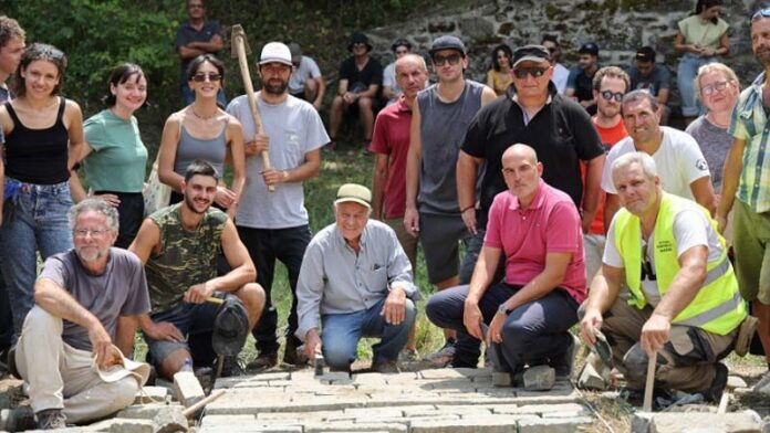 Πελέκισμα πέτρας 2 - φωτο ΑΠΕ