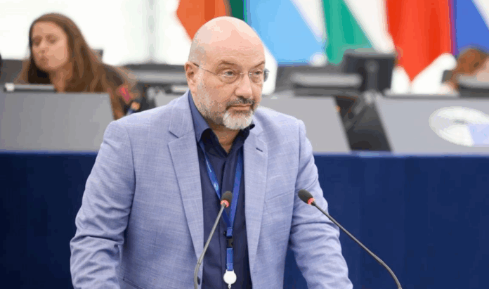 Σάκης Αρναούτογλου