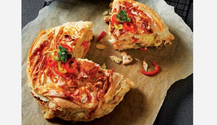 Κοτόπιτα με πιπεριές και διάφορα τυριά