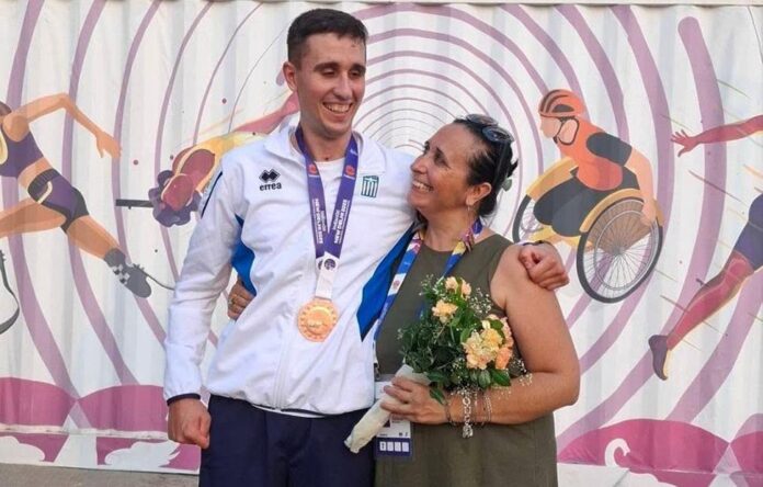 Γιάννης Αβραμίδης χάλκινο μετάλλιο με την μητέρα του_n