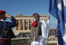 Με την έπαρση της Σημαίας στον ιστό της Ακρόπολης η Αθήνα τίμησε την επέτειο της Απελευθέρωσής της