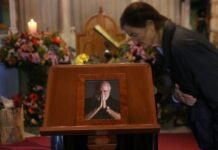 Αθήνα: Ξεκίνησε στο παρεκκλήσι της Μητρόπολης Αθηνών ο αποχαιρετισμός στον Διονύση Σαββόπουλο