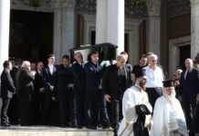 Με τη «Συννεφούλα» ξεκίνησε η πομπή για την ταφή του Διονύση Σαββόπουλου στο Α’ Νεκροταφείο Αθηνών – Βίντεο