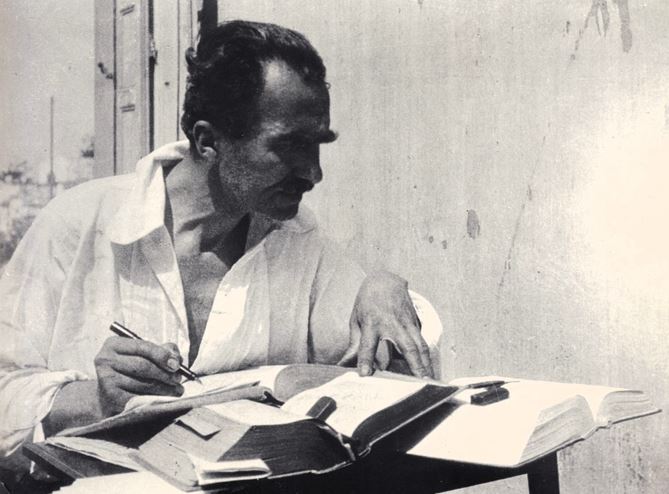 Ν.Καζαντζάκης μεταφράζοντας