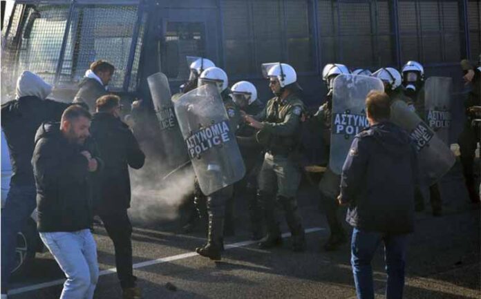 Ένταση αγροτών και Αστυνομίας στη Νίκαια - φωτο ΑΠΕ