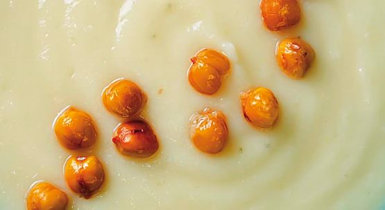 Βελουτέ σούπα κουνουπίδι με ψημένα ρεβίθια 1