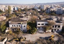 Θεσσαλονίκη: Τέλος εποχής για τον χώρο του ΑΓΝΟ – Από σημείο διανομής γάλακτος, ερείπια και κουφάρια που πλέον κατεδαφίζονται