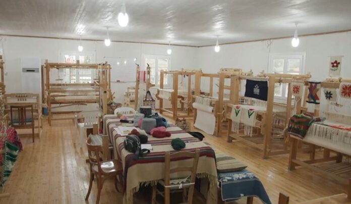 Μαθαίνοντας της τέχνη της υφαντουργίας στην Βλάστη