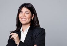 Ανάμεσα σε κρίσεις και γιρλάντες – Γράφει η Μαρία Καραγιαννίδου