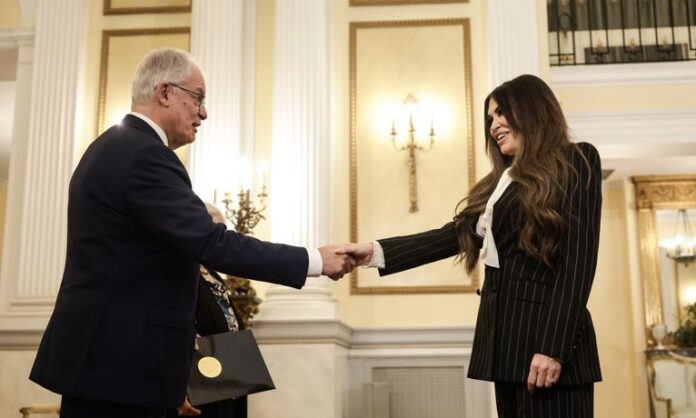 ΠτΔ και Kimberly Guilfoyle -- φωτο ΑΠΕ - ΠΡΟΕΔΡΙΑ ΤΗΣ ΔΗΜΟΚΡΑΤΙΑΣ - ΘΟΔΩΡΗΣ ΜΑΝΩΛΟΠΟΥΛΟΣ