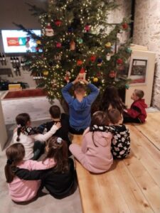 05.12.2025 Επίσκεψη στη ΒΙΒΟΝ Νάουσας για στολισμό χριστουγεννιάτικου δέντρου 10