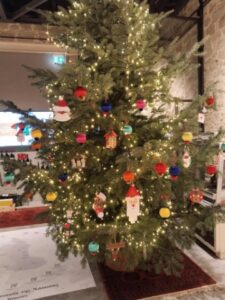 05.12.2025 Επίσκεψη στη ΒΙΒΟΝ Νάουσας για στολισμό χριστουγεννιάτικου δέντρου 12