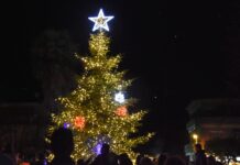 Εντυπωσιακή Χριστουγεννιάτικη Ατμόσφαιρα στη Φωταγώγηση του Χριστουγεννιάτικου Δέντρου στην Πλατεία Καρατάσου Νάουσας