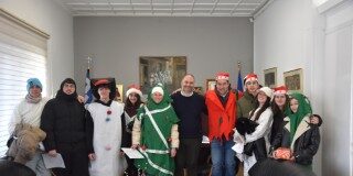 Πρωτοχρονιάτικα Κάλαντα από το 1ο ΓΕΛ Νάουσας στο Δημαρχείο