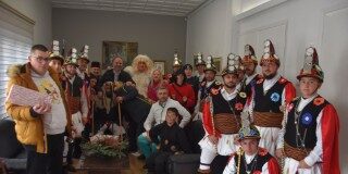 Οι Μωμόγεροι της Ευξείνου Λέσχης Ποντίων Νάουσας στο Δημαρχείο